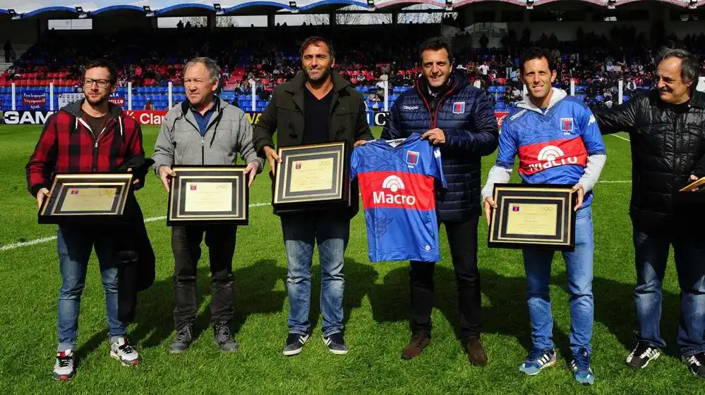 El fútbol argentino homenajeó al “Chapa” Retegui y a Los Leones