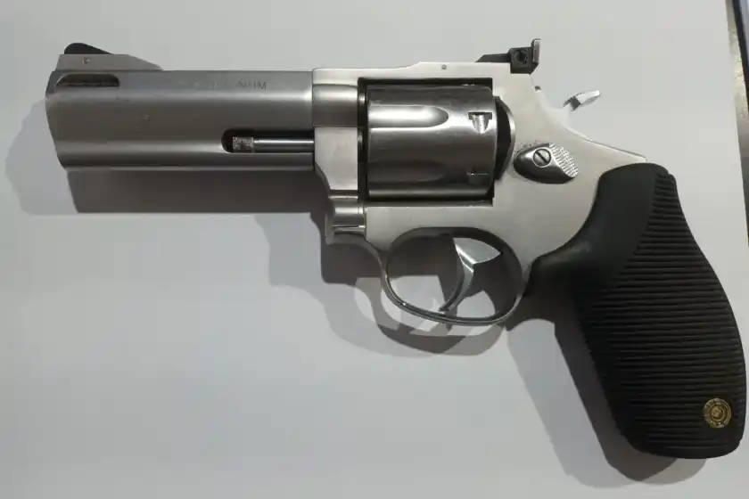 Quiso irse sin pagar de un hipermercado, descubrieron que estaba armado y quedó detenido