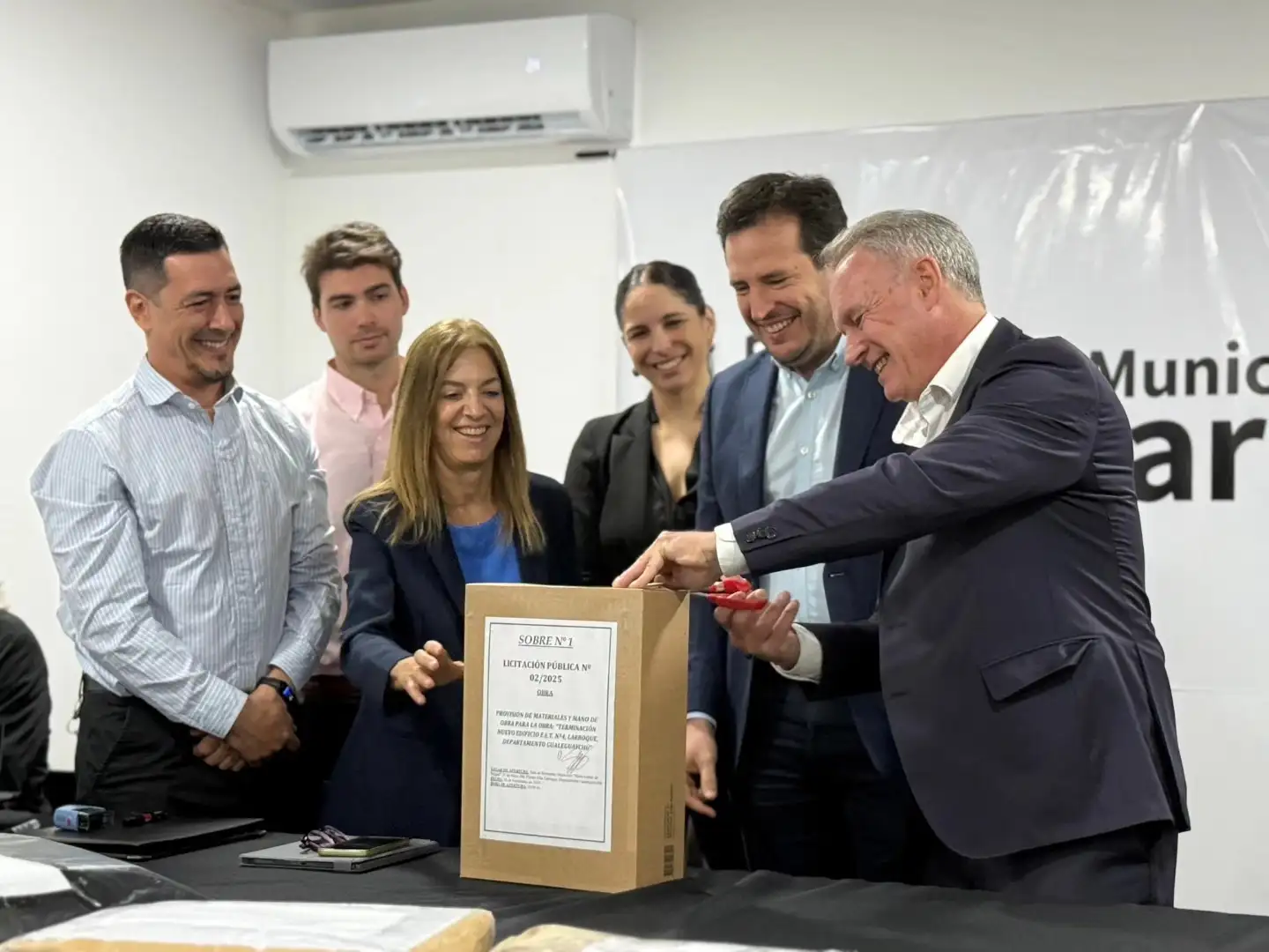 Darío Schneider y Francisco Benedetti, entre otros, en la apertura de sobres.