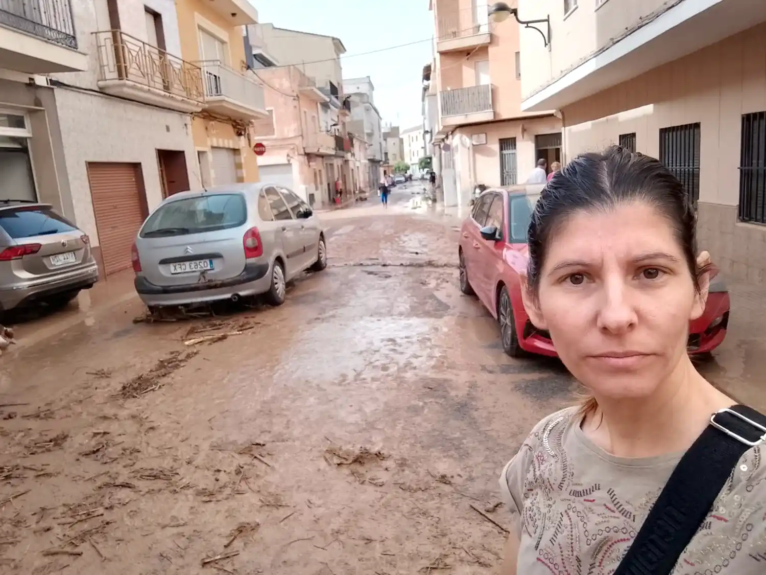 Todas las calles embarradas. La necochense Cecilia Gotta muestra como quedó Algemesí, en la región de Valencia, tras las inundaciones