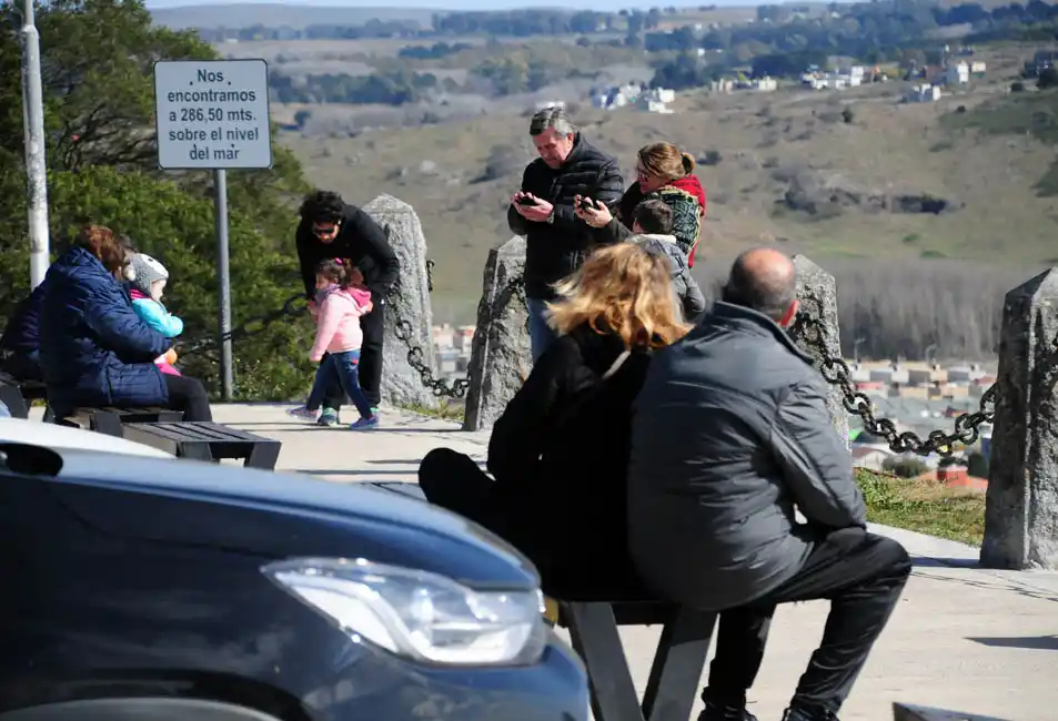 Pocos argentinos cancelan vacaciones pero la mayoría busca formas de achicar gastos
