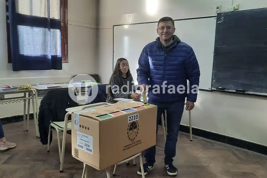 Ya votó el candidato a concejal Lisandro Marsico