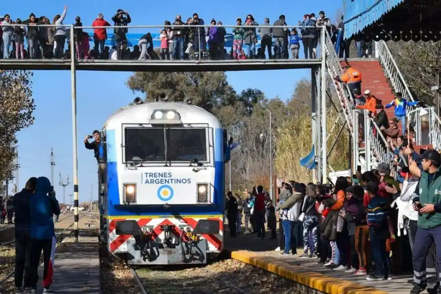 VIDEO | Emoción en el sur de Córdoba: después de más de 30 años, volvió a pasar un tren de pasajeros