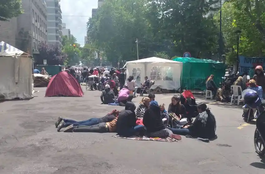 El acampe frente al Municipio continuaría durante el fin de semana