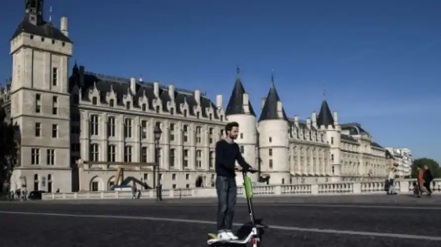 París enfurecida por el caos y los accidentes provocados por monopatines
