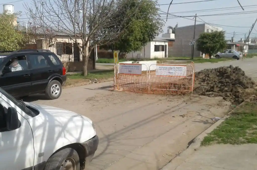 Tránsito complicado en un sector de barrio Las Flores
