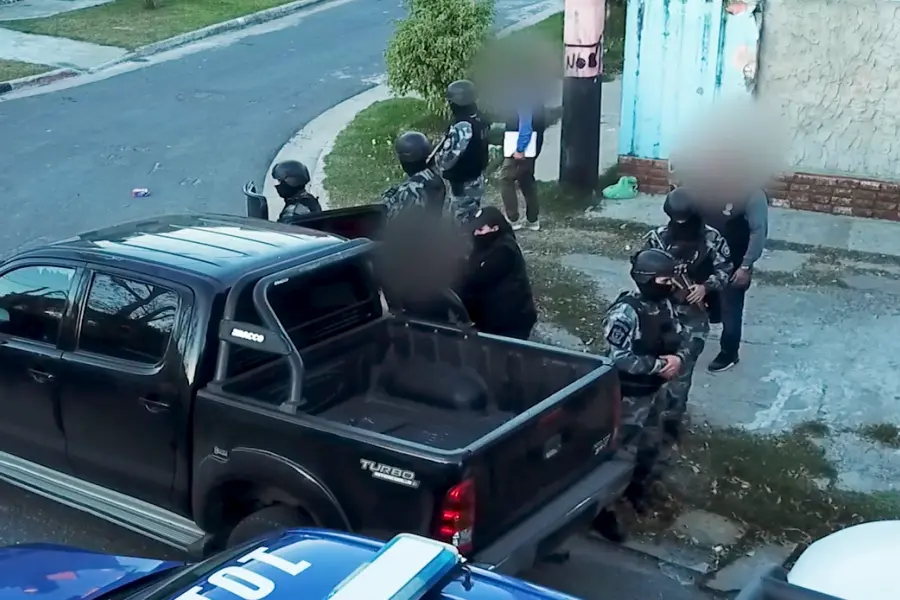 Cuatro personas detenidas en 14 allanamientos por los ataques incendiarios contra vehículos