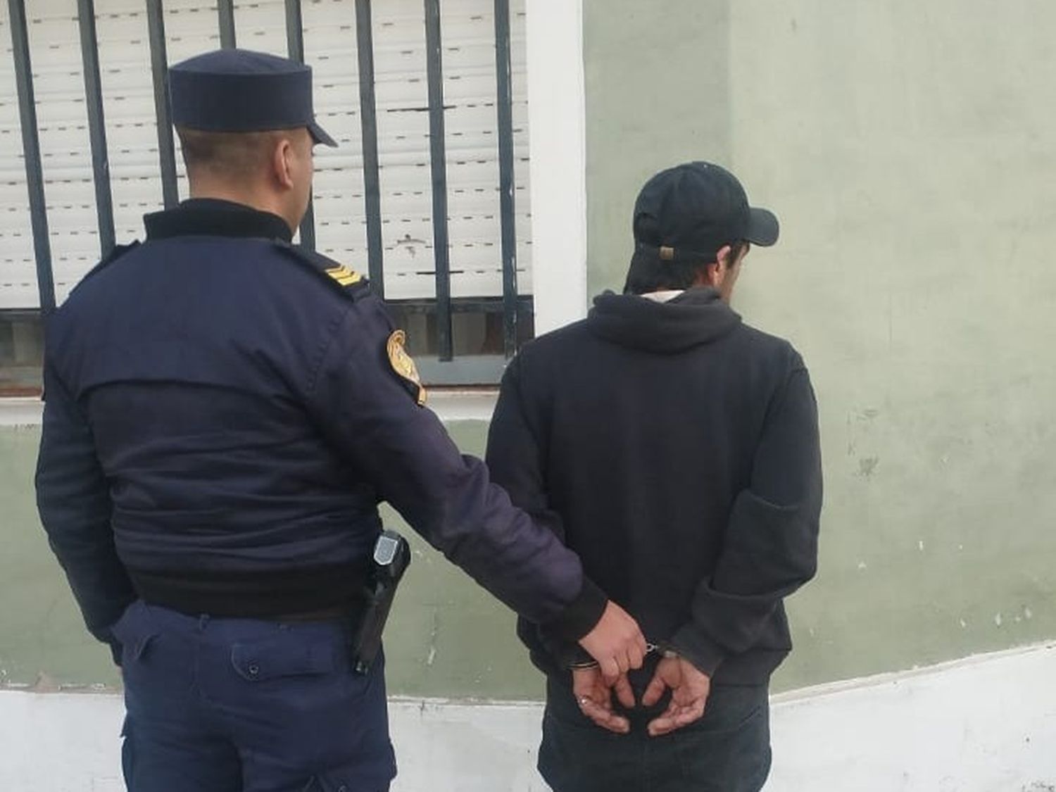 Tenía arresto domiciliario y fue detenido tras ser visto paseando en Santiago Díaz y Rioja