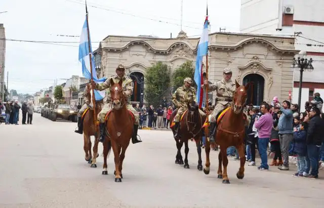 Una multitud acompañó los Actos por el Bicentenario de la Independencia

