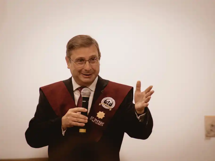 Mena lidera la Universidad FASTA desde el 2003 y hoy es el presidente del Consejo de Rectores de Universidades Privadas (CRUP).