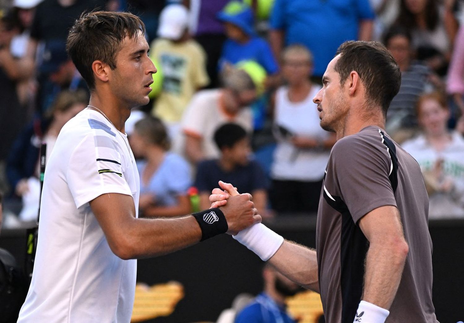 Etcheverry saluda a Murray en el final del encuentro.