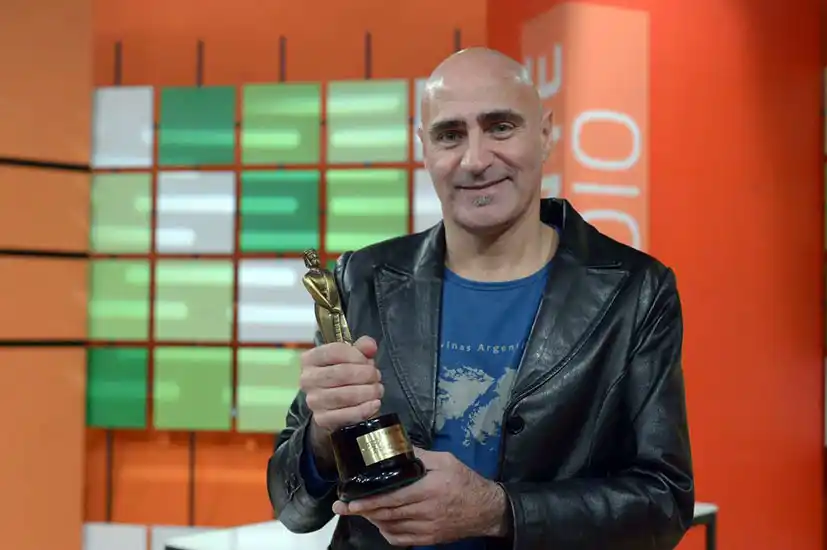 El necochense Juan Capecci alzó su premio Martin Fierro