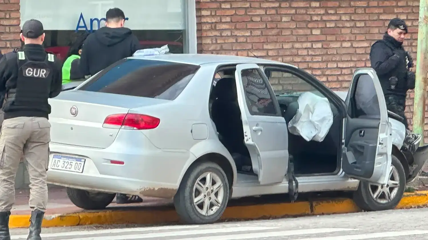 Intentó esquivar a otro auto y terminó chocando contra un poste de luz en pleno centro de la ciudad de Rafaela - 1