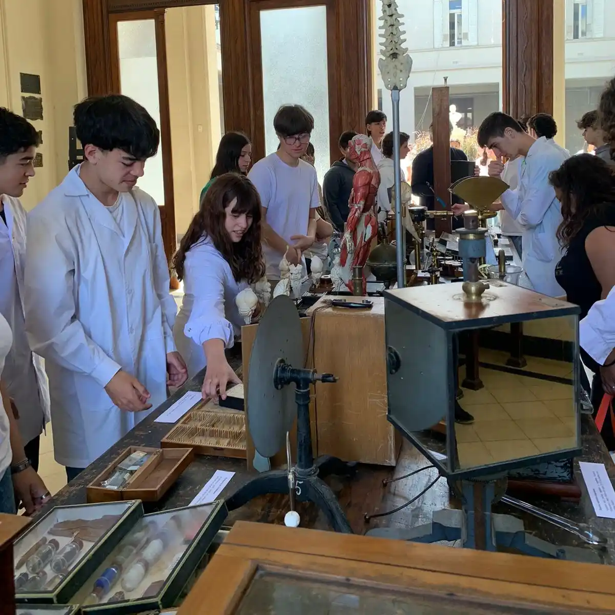 La Escuela Normal inauguró la muestra  “Aquel laboratorio de ayer”