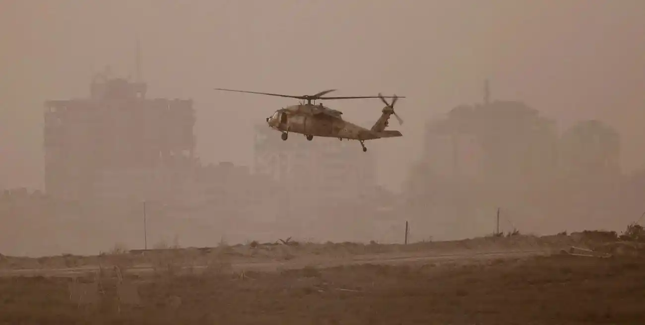 Un helicóptero de evacuación Blackhawk israelí sobrevuela Gaza este lunes. Reuters