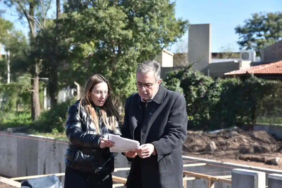 Castellano en la recorrida junto a Barbara Chivalero, secretaria de obras del municipio