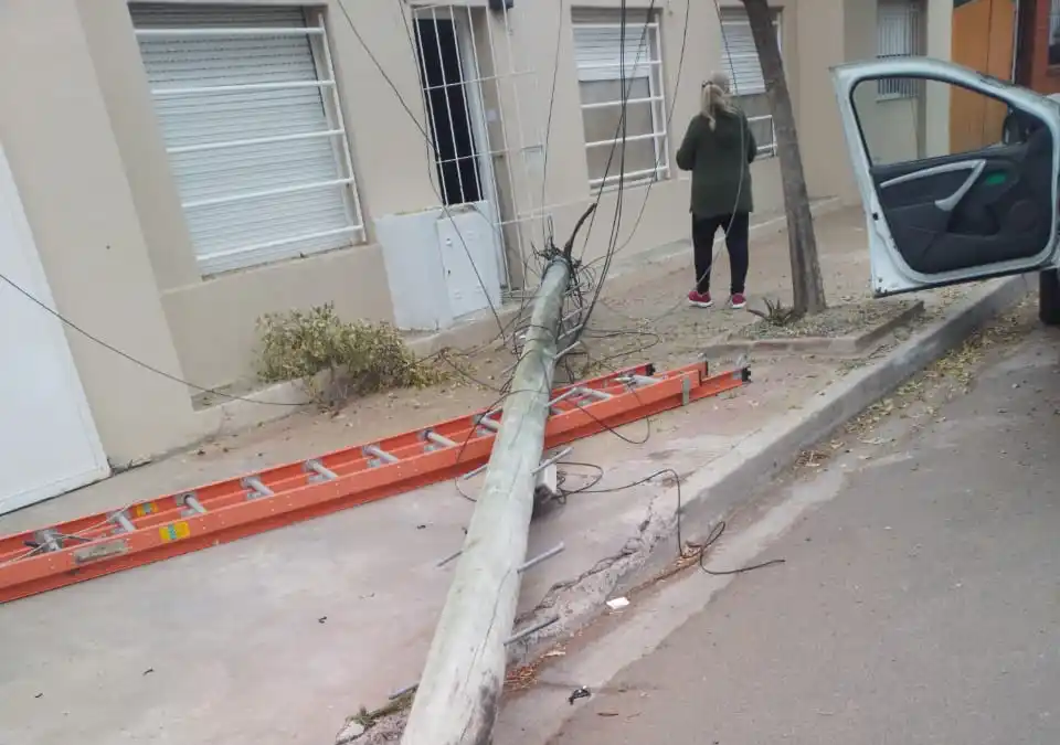 Estaba trabajando sobre un cableado, cayó del poste y terminó hospitalizado