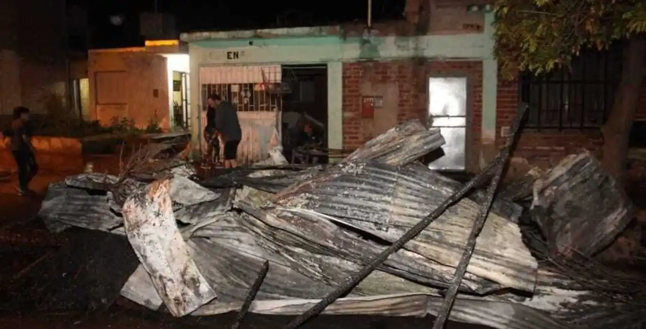 Un hombre prendió fuego la casa de su ex con su familia adentro