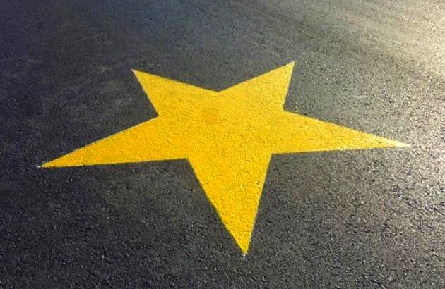 Estrella amarilla, indica que en el lugar murió una persona por un siniestro vial