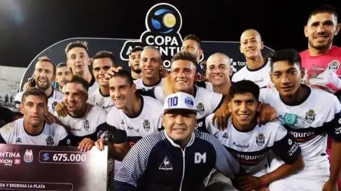 Maradona trató de mufa a la cancha de Gimnasia y le hizo un pedido a los hinchas