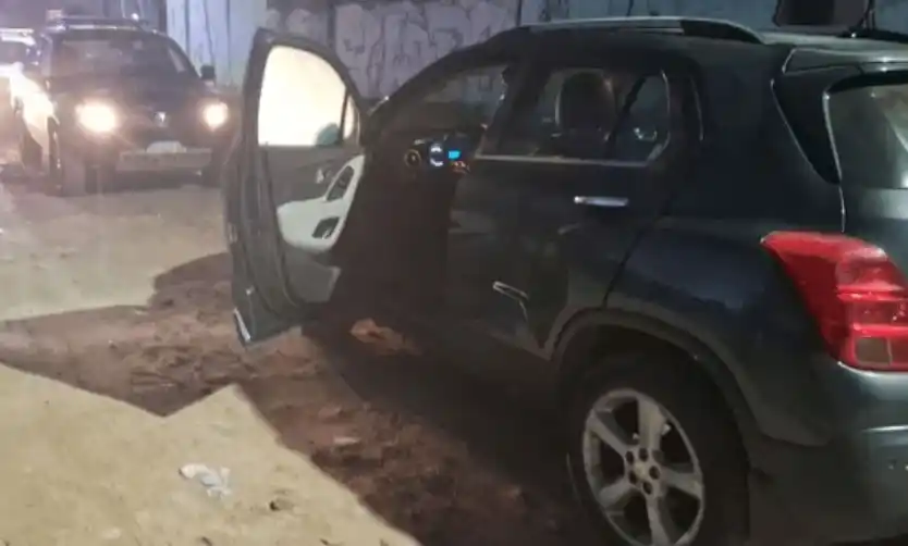 La camioneta Chevrolet en la que escaparon los delincuentes.