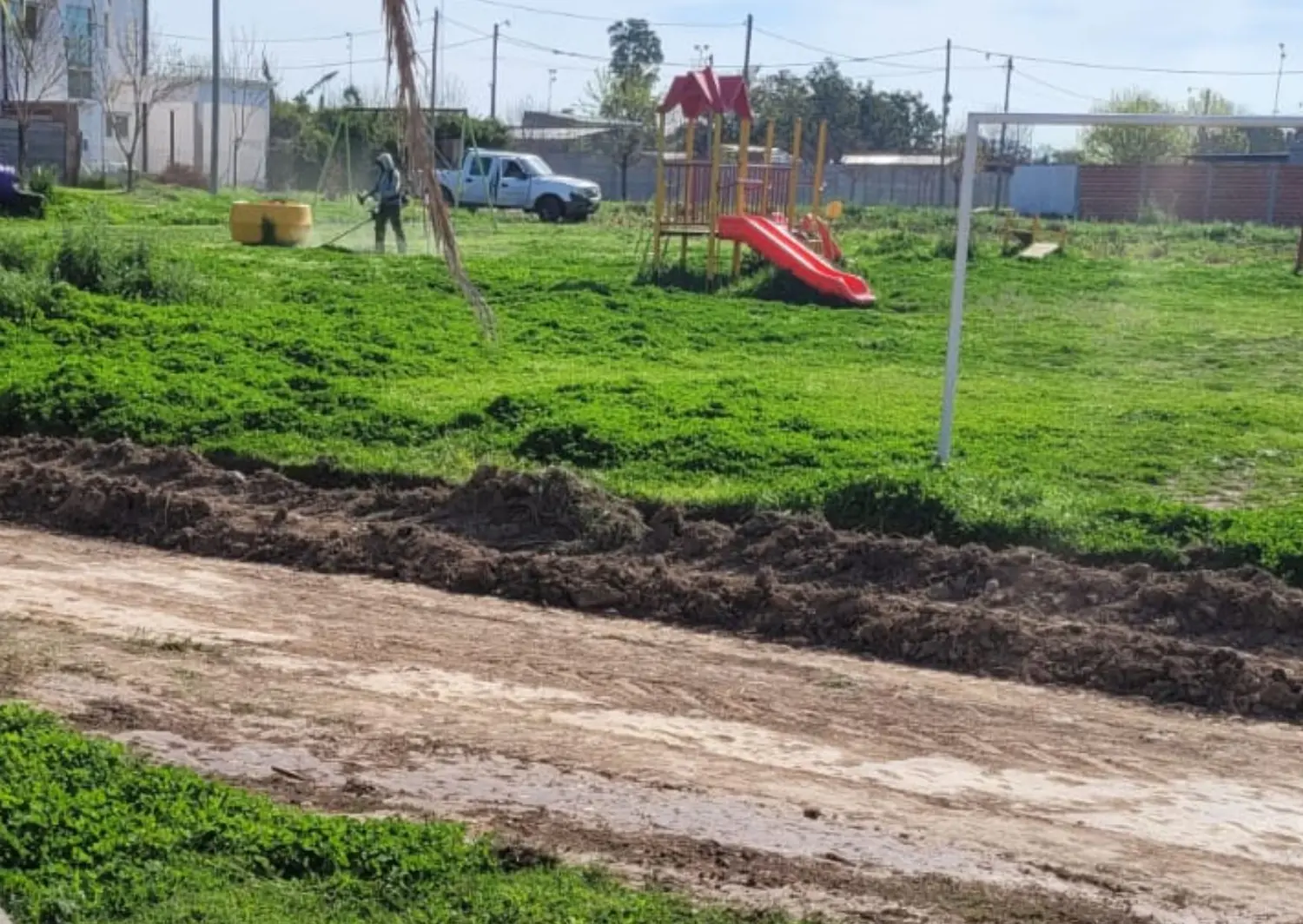 Cortaron el pasto en la plaza de 3 de Febrero y calle 70