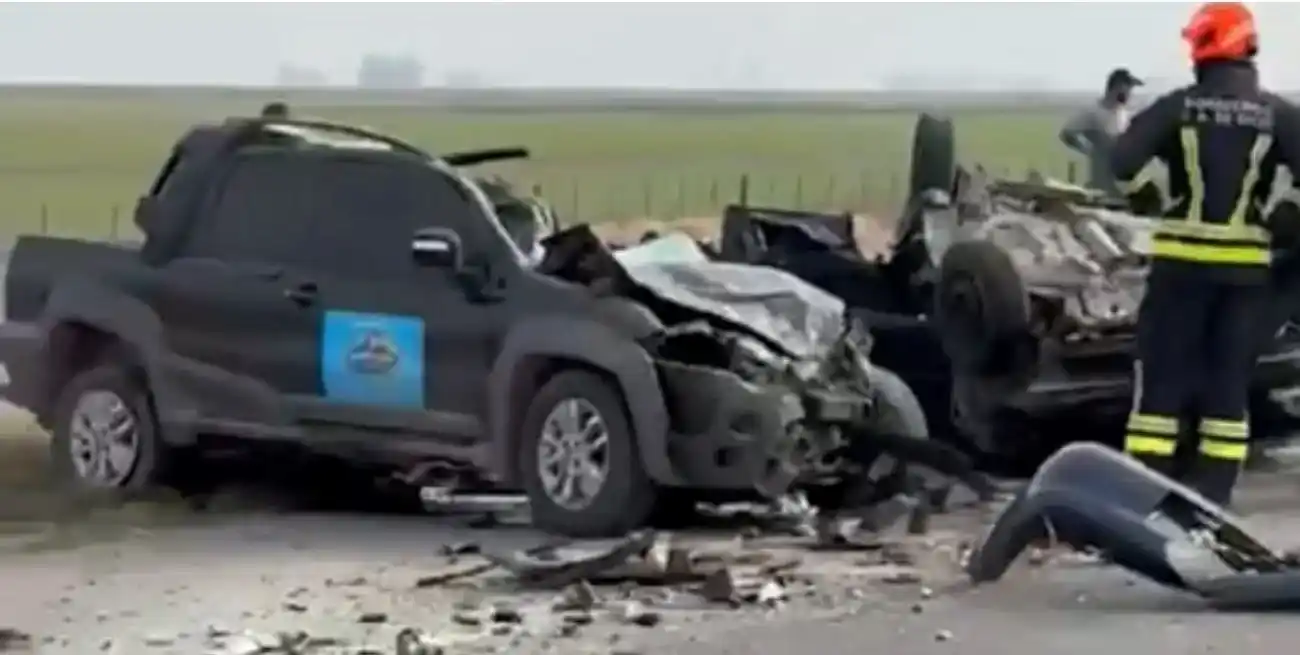 Bomberos, policías y personal de salud trabajaron durante horas en el lugar del trágico accidente vial.