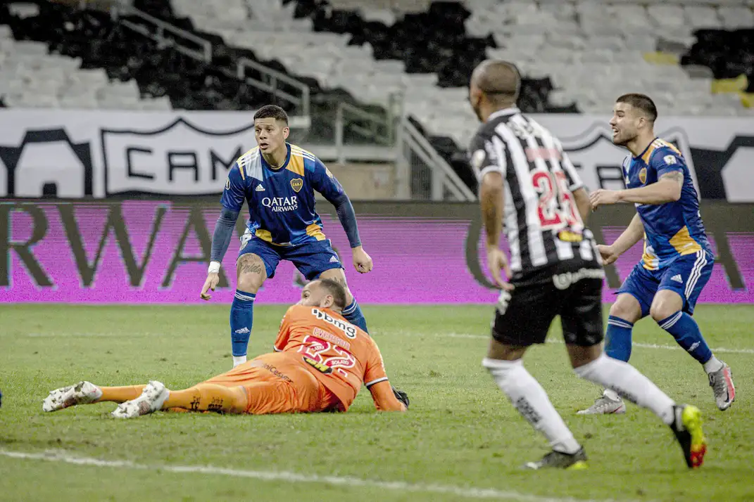 FOTO BOCA
Weingandt, autor del gol anulado, al ataque.

FOTO MINE
Weingandt define ante el error de Everson, pero todo será en vano.