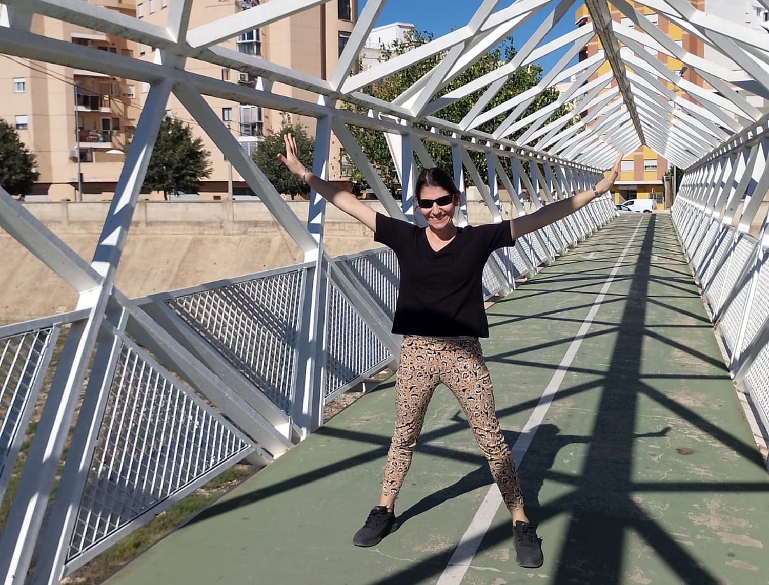 Cecilia Gotta en el puente antes de la inundación