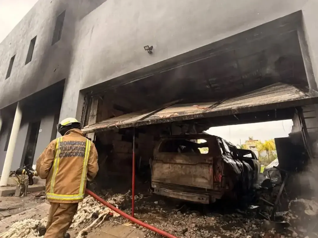 Un incendio destruyó dos vehículos y afectó una vivienda