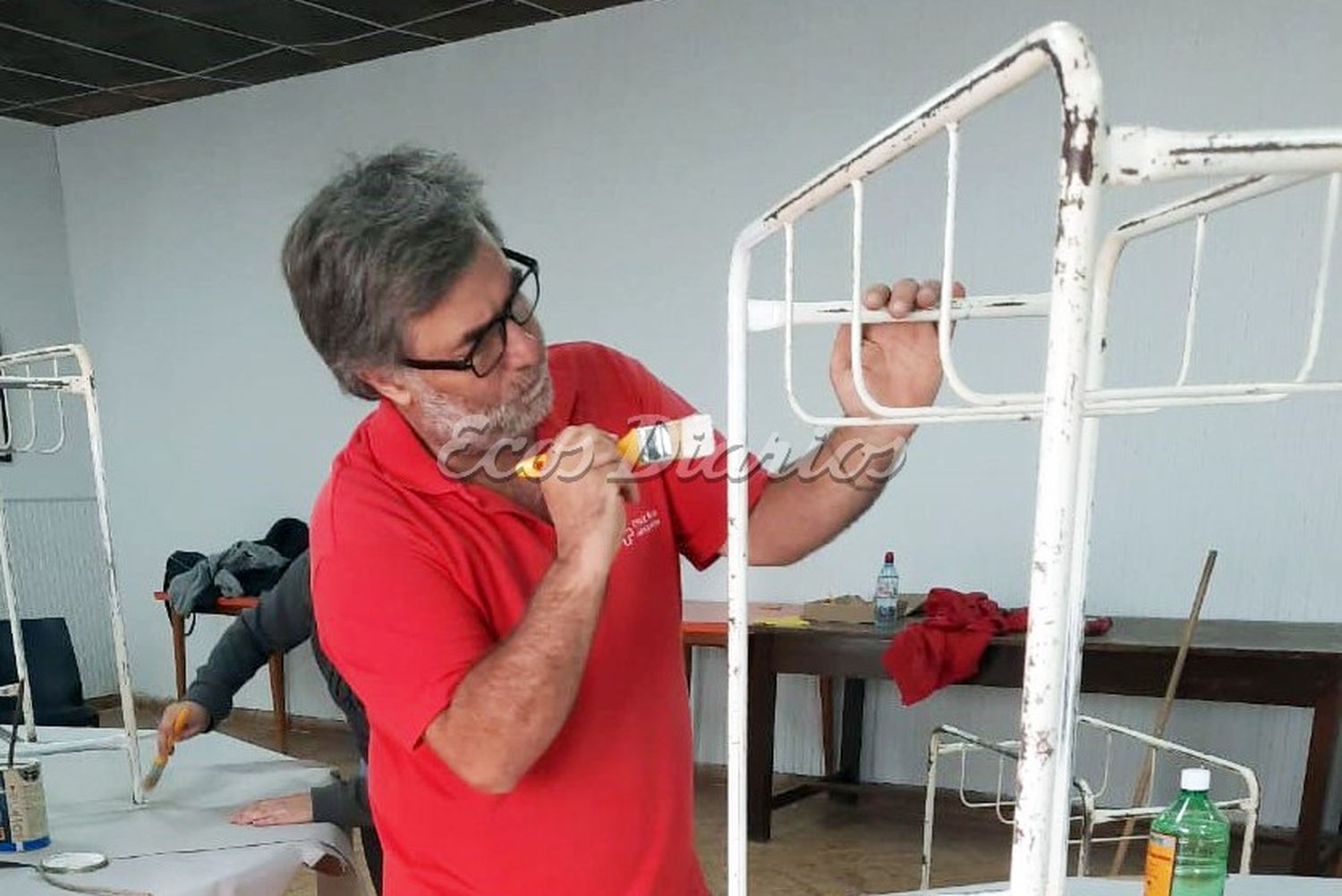 Pintando. Marcelo Bolado (Cruz Roja) trabaja en una de las cunas.