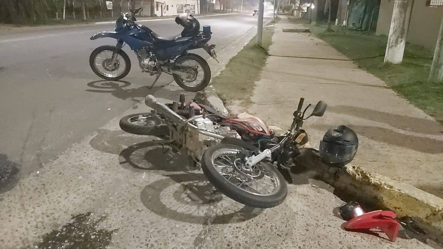 Un joven motociclista se lesionó tras chocar con un auto