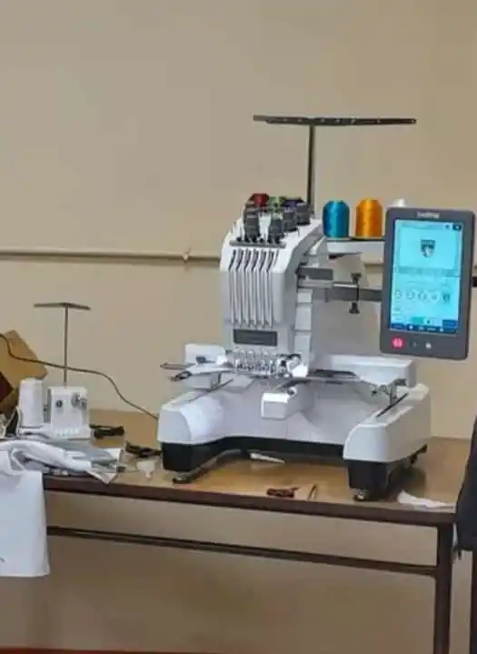 Esta es la bordadora que recibió de la gobernación provincial el taller textil municipal.