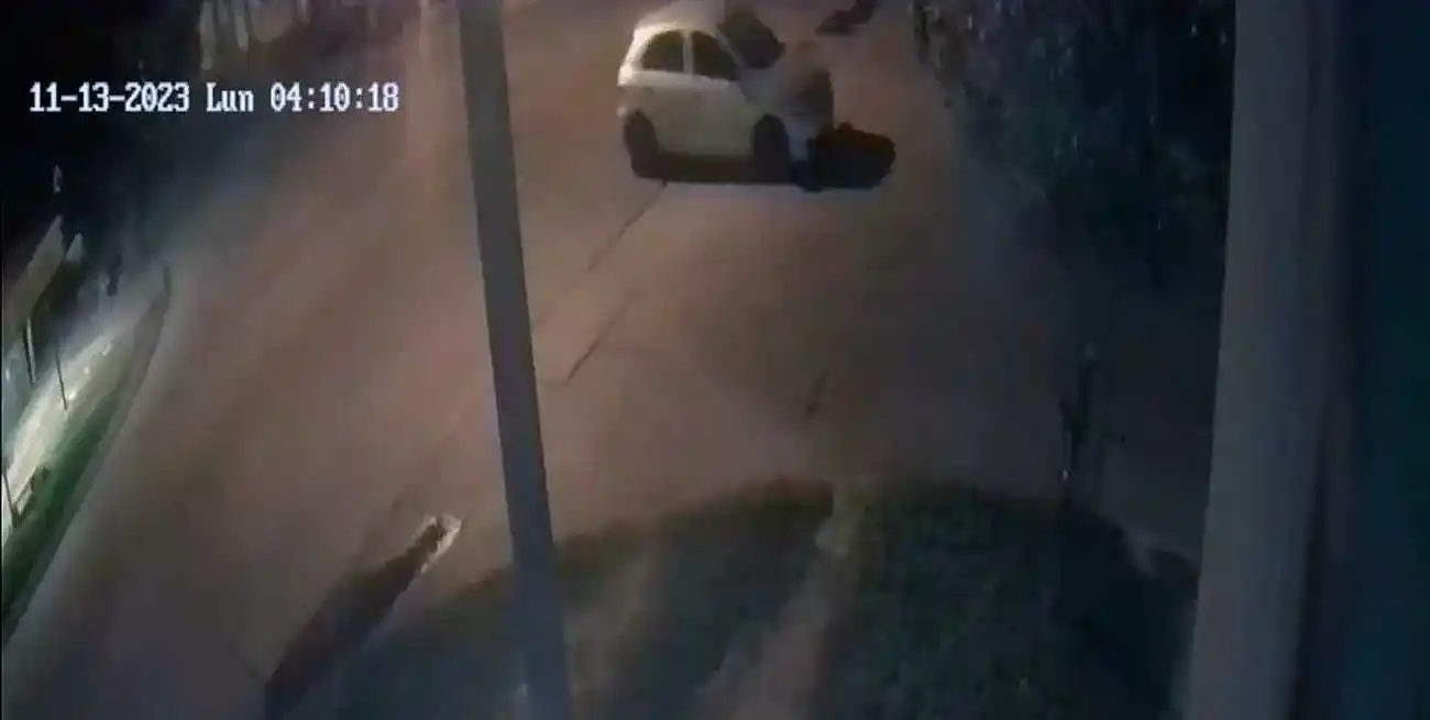 El auto robado. Una cámara lo captó dirigirse hacia el norte por calle Lavalle.