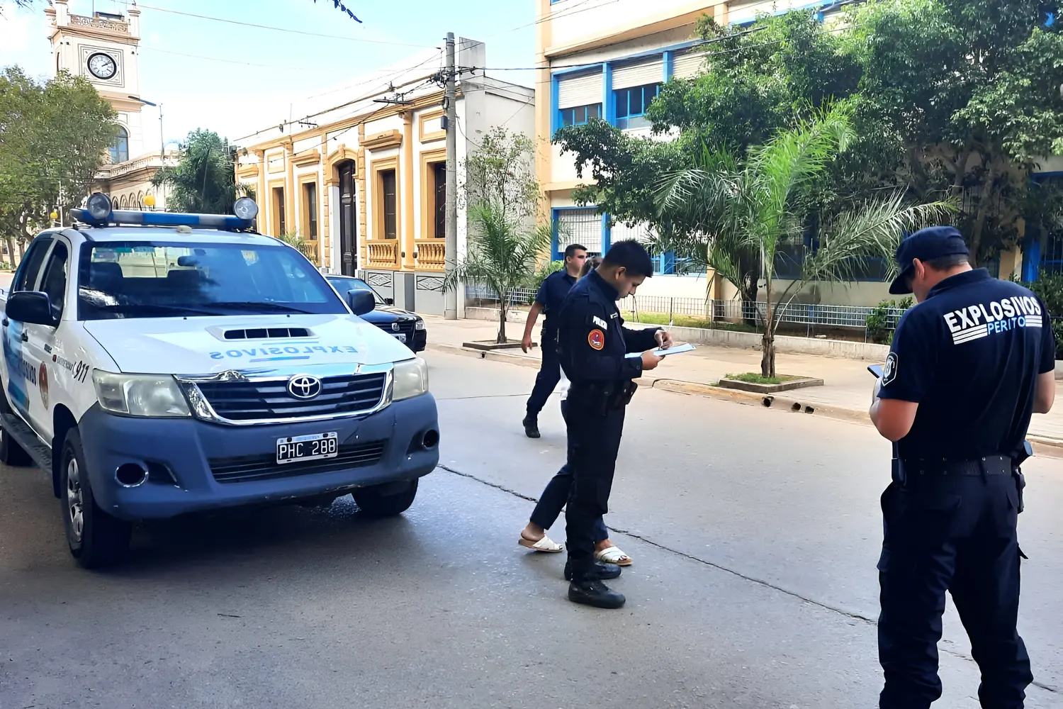 La Brigada Antiexplosivos revisará los edificios del Normal y Socorro antes de cada turno, informaron.