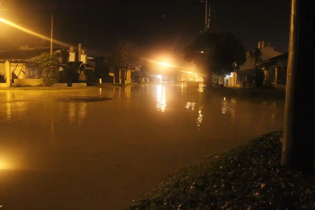 Hubo intensas lluvias y dos salidas de Bomberos