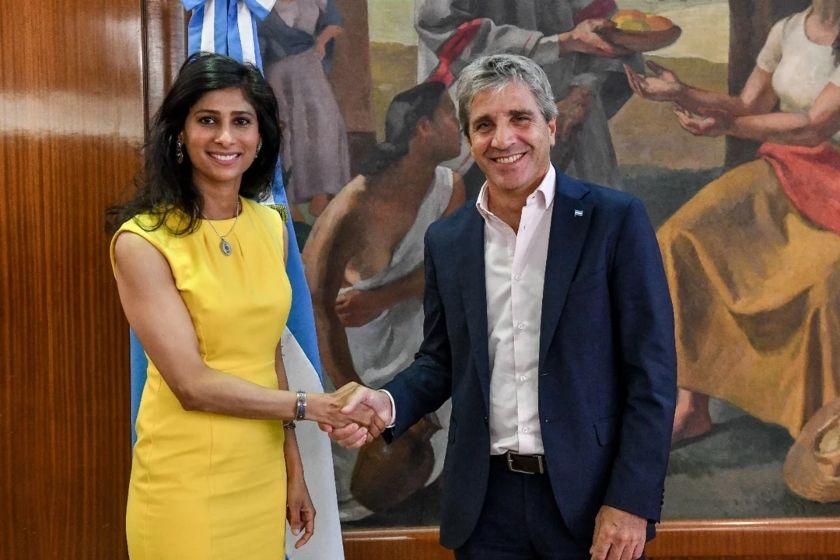 El ministro de Economía, Luis Caputo, con la primera subdirectora gerente del FMI, Gita Gopinath.