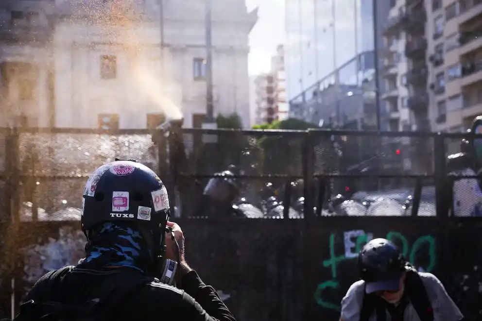 Los manifestantes lograron tirar al menos dos vallas y continuaron arrojando objetos.