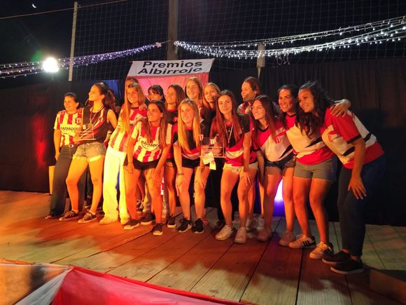 Con el anuncio la colocación del parquet en el Gimnasio Romairone, Paraná entregó los premios Albirrojos