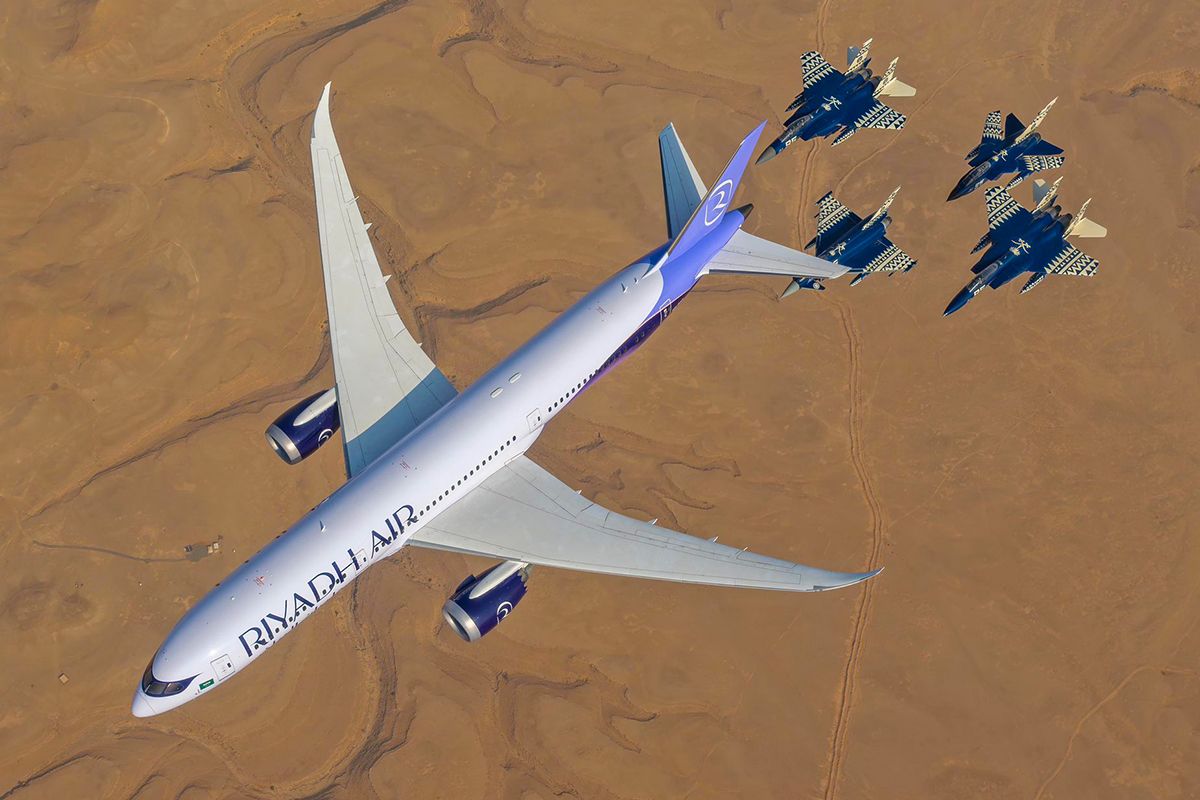 Boeing 787-9 de la nueva aerolínea saudita es escoltado por cazas F-15, Typhoon y Tornado