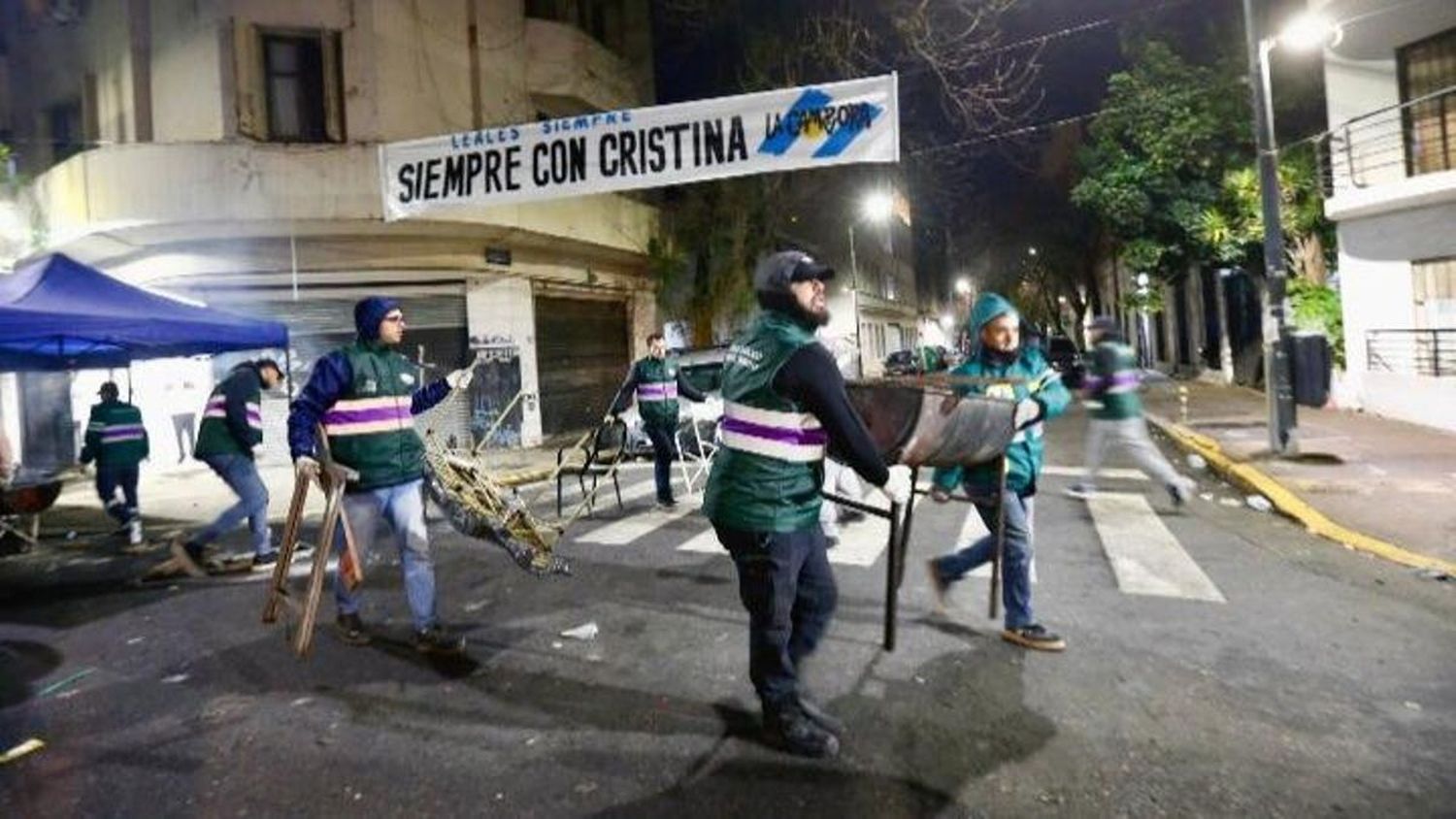Desalojaron a militantes que acampaban frente al departamento de Cristina Kirchner