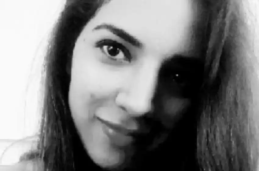 Un hombre discutió con su ex esposa y le pegó cuatro disparos frente a sus hijos