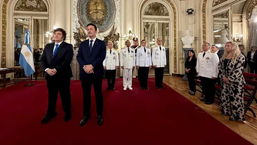 Milei, con Petri y su hermana Karina, hoy en el Salón Blanco de Casa Rosada.