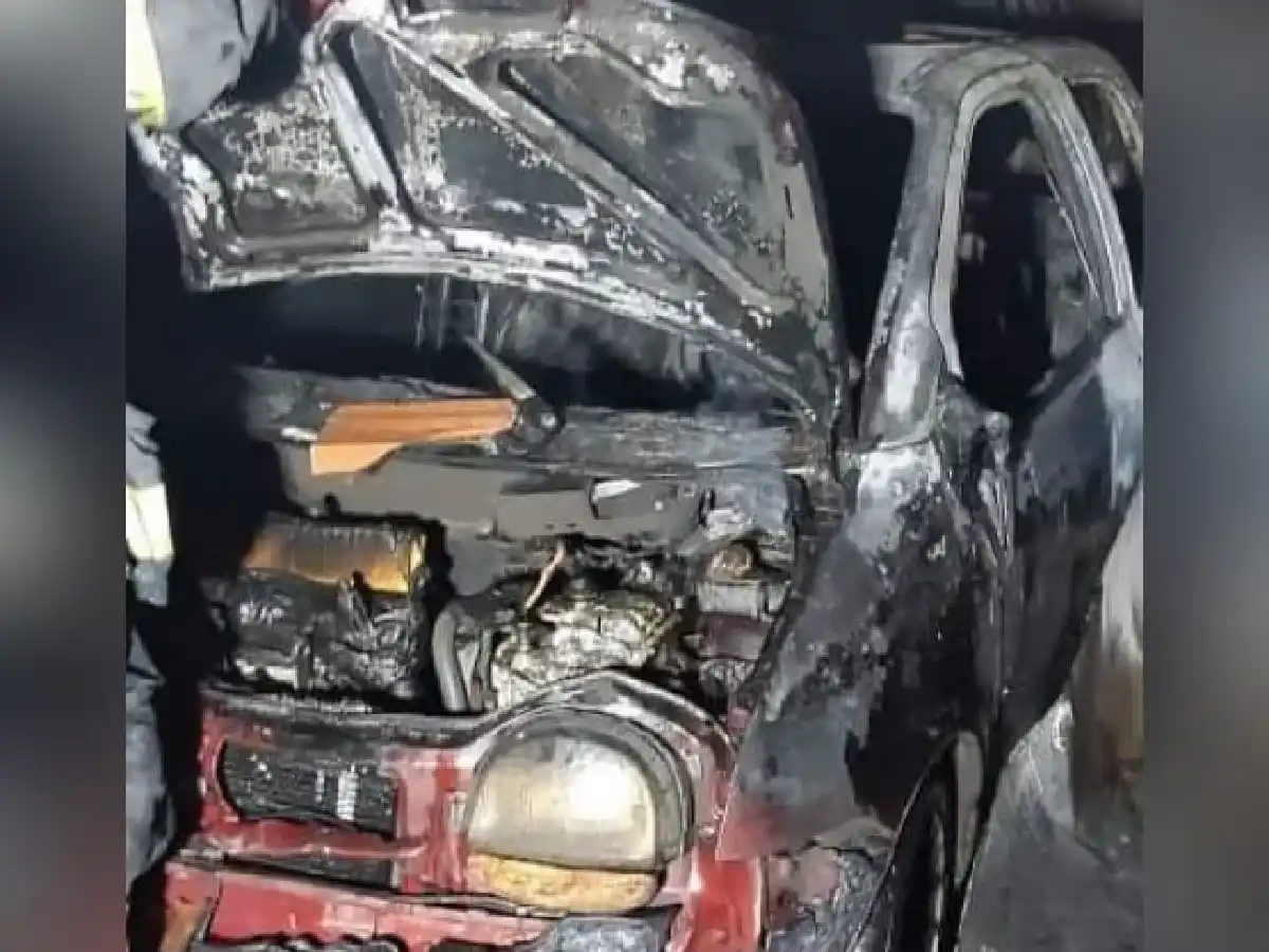 Bomberos combatieron el incendio en un garaje 