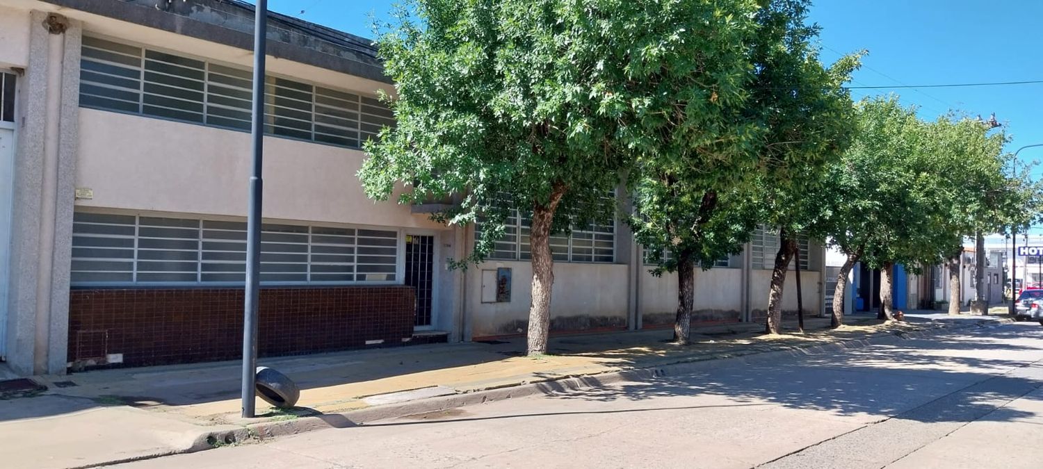 En Brown al 1700, a metros de ruta 8, se encuentra el edificio de la exfábrica textil venadense.