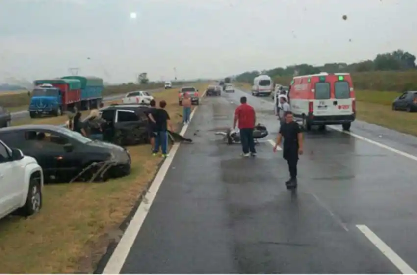 Un motociclista resultó gravemente herido en un triple choque