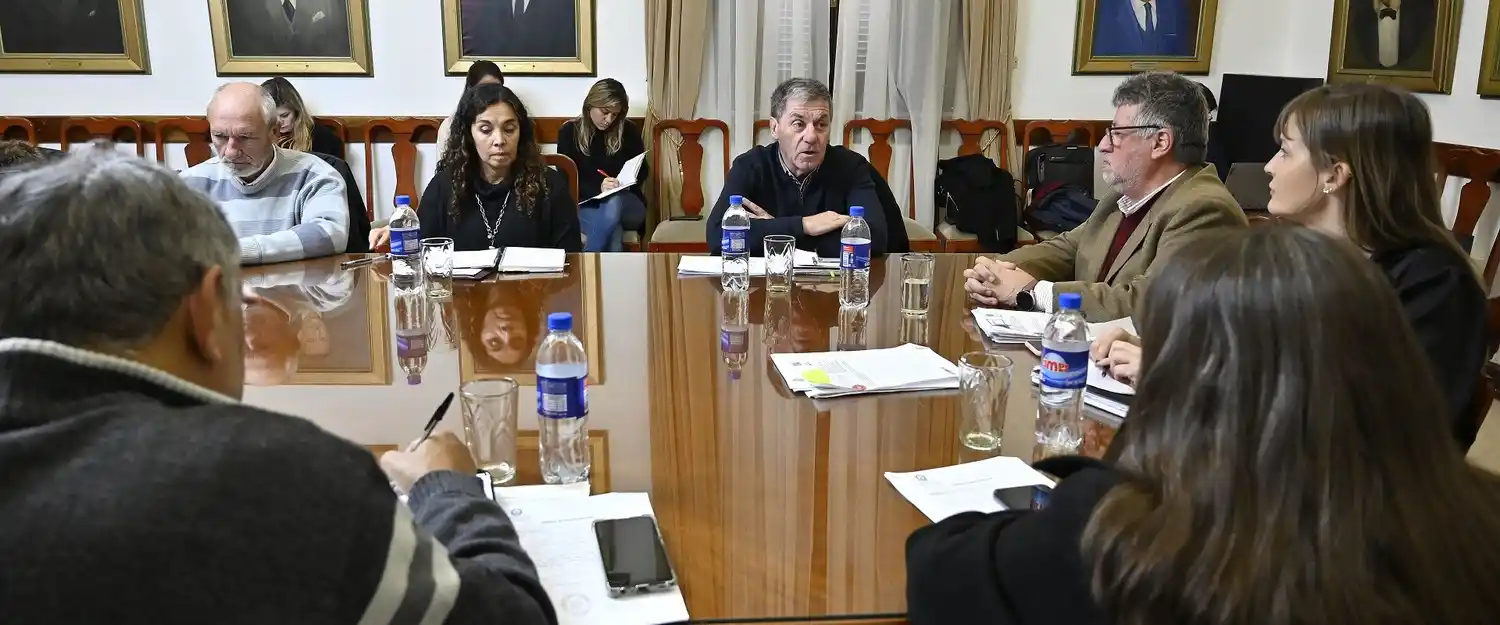 La provincia ofreció a los estatales un 18 por ciento de aumento con los haberes de julio y pasaron a cuarto intermedio