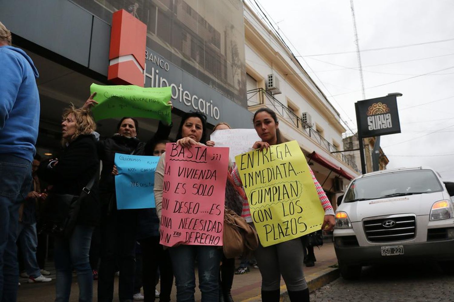 Adjudicatarios se movilizaron al Banco Hipotecario en busca de respuestas