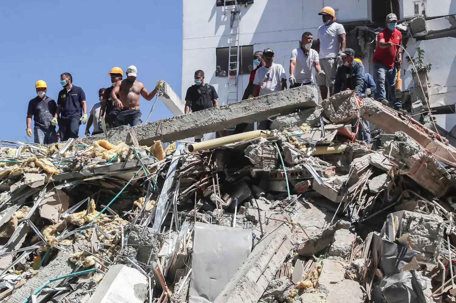 El sismo, que alcanzó una magnitud de 7,4 grados, impactó en 450 municipios de 15 departamentos.
