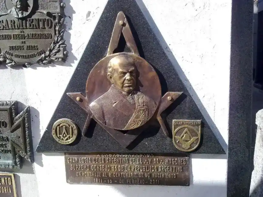 La placa de los Masones en honor a Sarmiento en su tumba.
